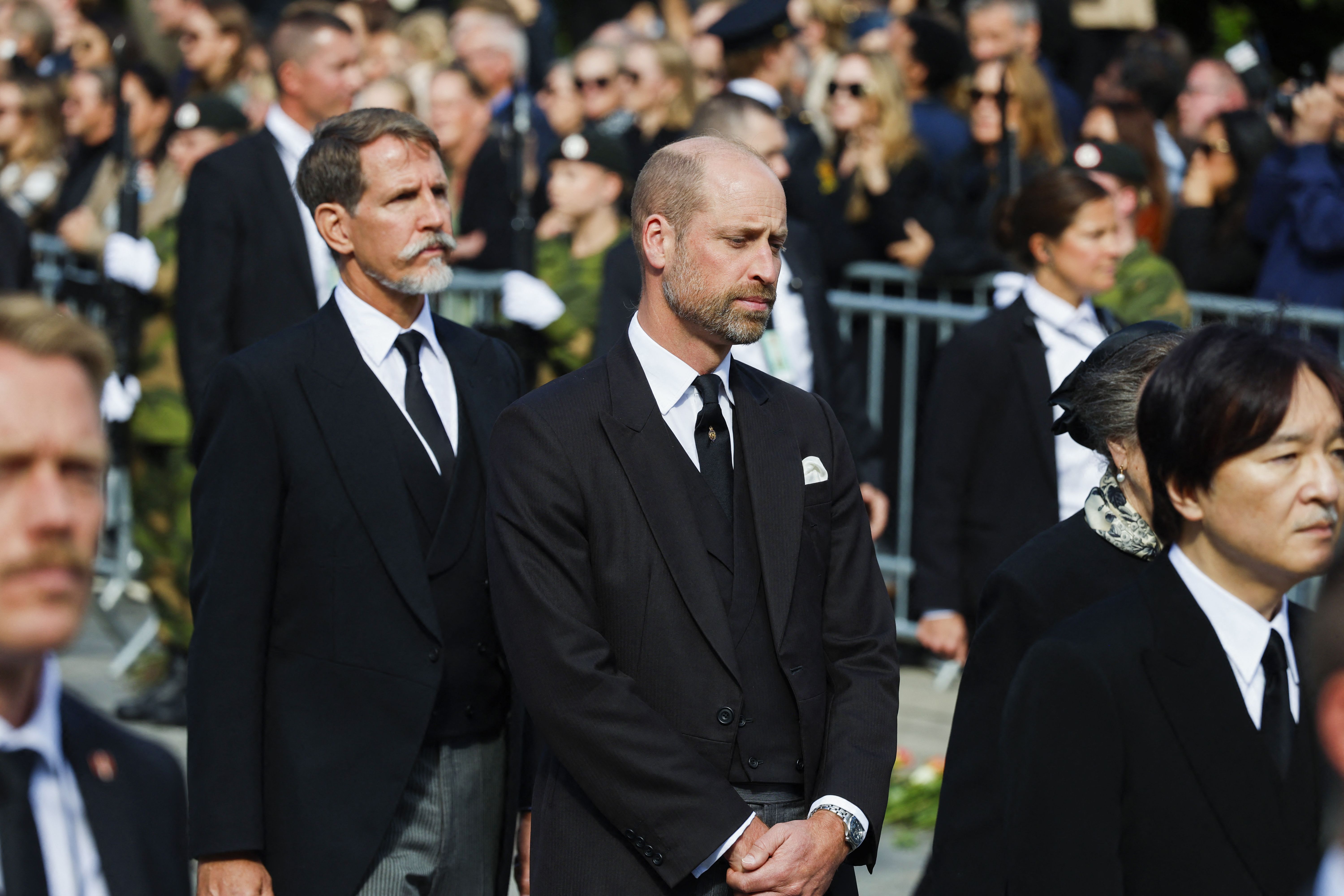 Príncipe William substitui Rei Charles e mantém tradição em funeral