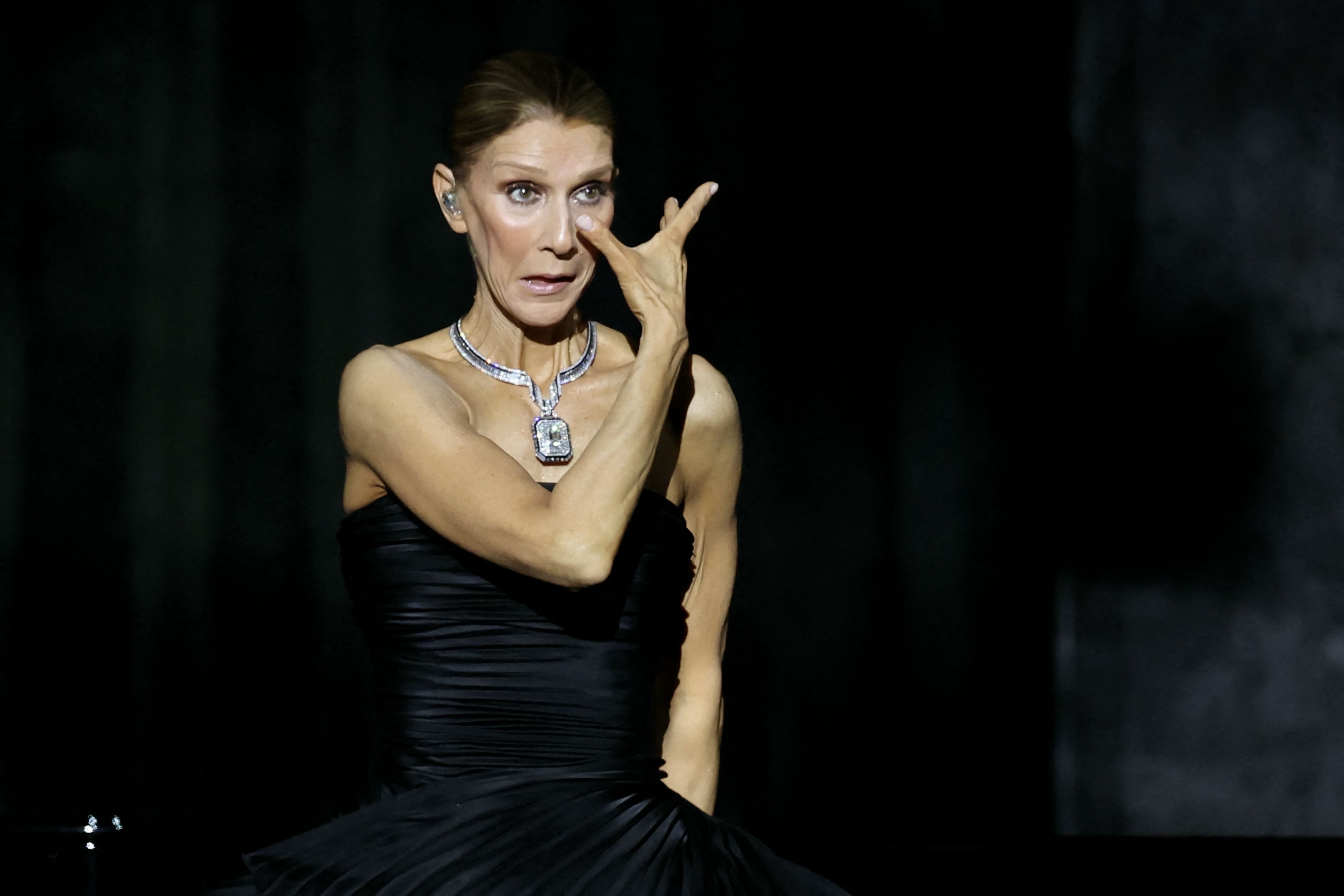 Céline Dion se emociona ao retornar aos palcos após seis anos de diagnóstico de doença rara