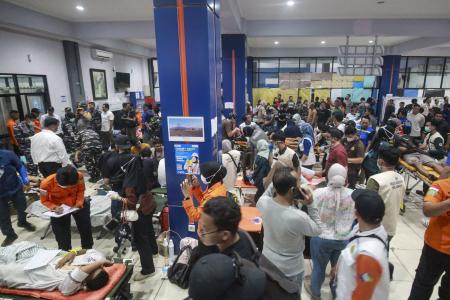 Equipes de resgate preparam-se para evacuar vítimas da balsa de passageiros Virgo Transport 8 no terminal portuário, antes de encaminhá-las a um hospital em Banjarmasin, no Kalimantan do Sul, em 13 de setembro de 2026.