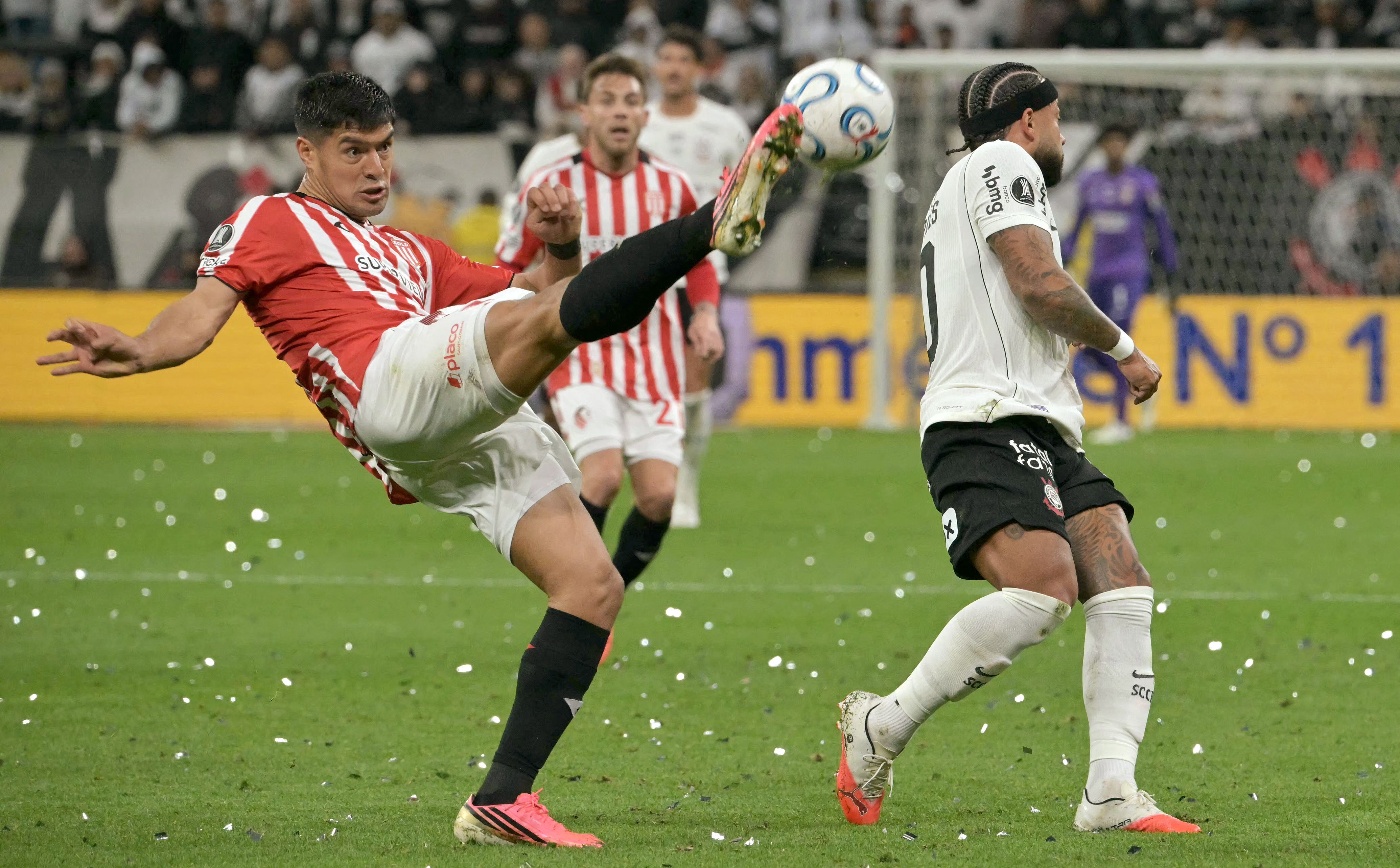 Memphis perde pênalti, e Corinthians é eliminado pelo Estudiantes na Libertadores