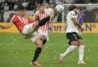 Memphis perde pênalti, e Corinthians é eliminado pelo Estudiantes na Libertadores