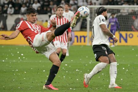 Memphis perde pênalti, e Corinthians é eliminado pelo Estudiantes na Libertadores