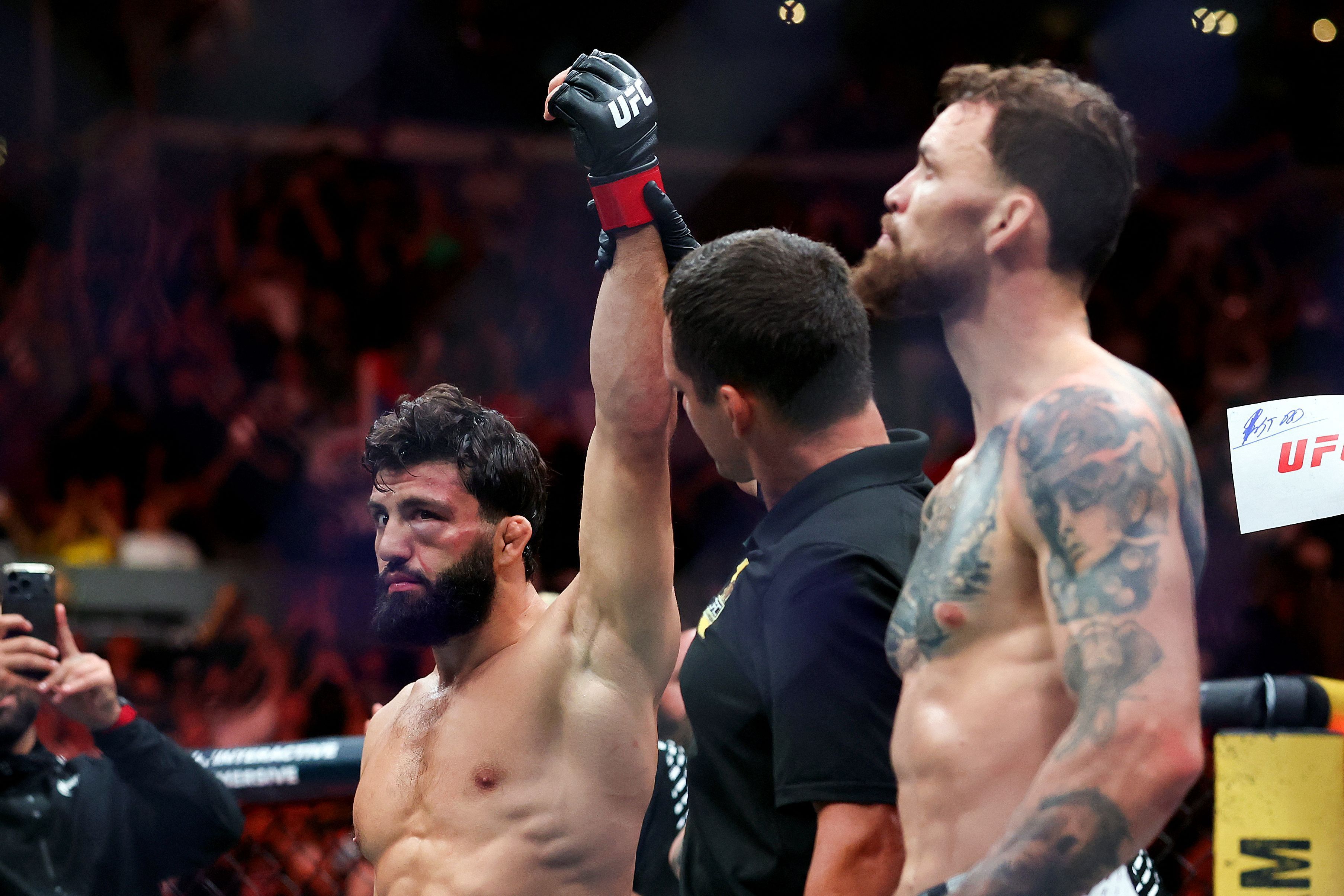 Arman nocauteia Ruffy no 1º round e carimba vaga como desafiante ao cinturão do UFC