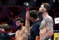 Arman nocauteia Ruffy no 1º round e carimba vaga como desafiante ao cinturão do UFC
