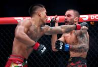 Pantoja é guerreiro, mas Joshua Van vence revanche e mantém cinturão do UFC