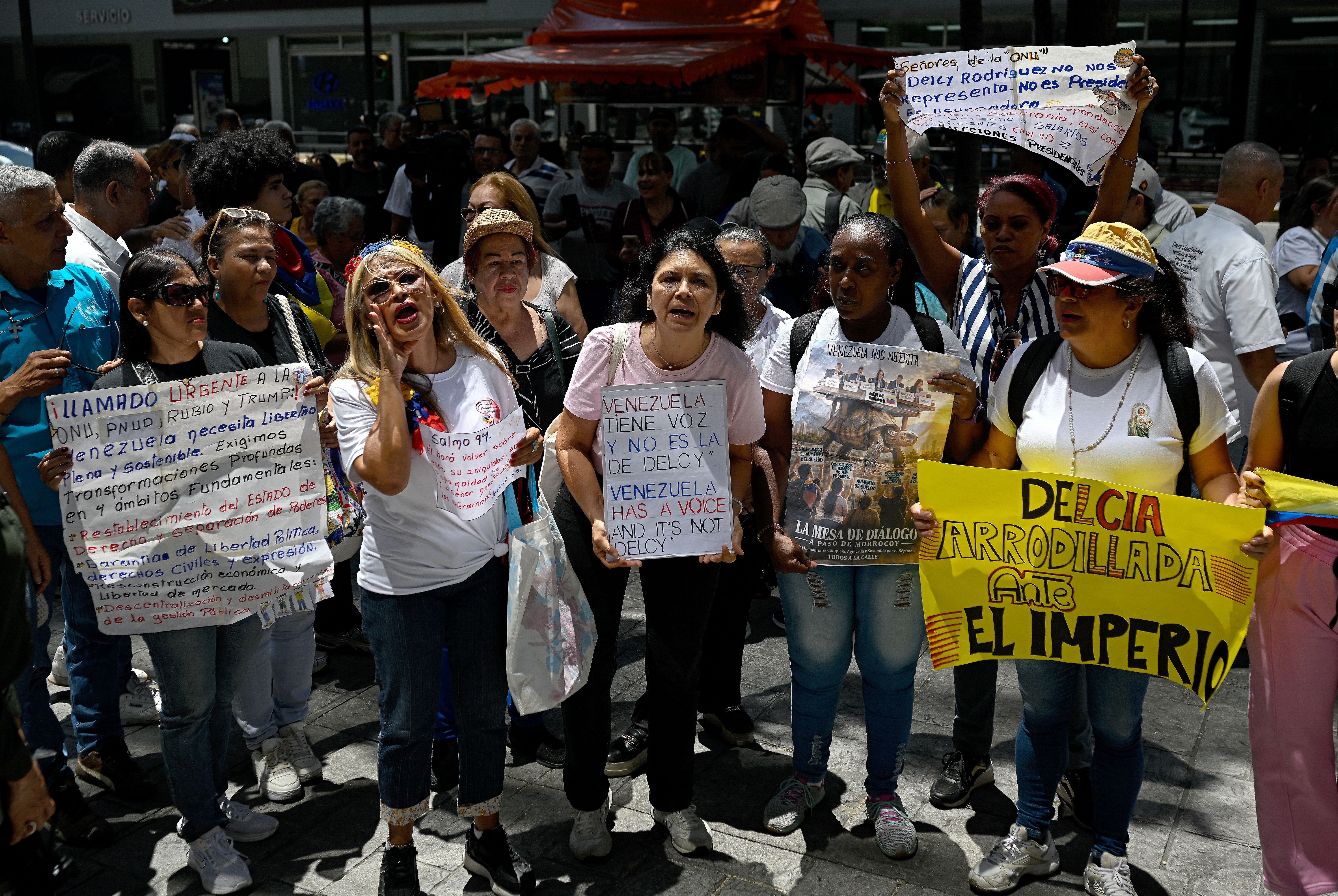 Venezuelanos protestam contra participação de Delcy Rodrigues na Assembleia Geral da ONU: 'Não nos representa'