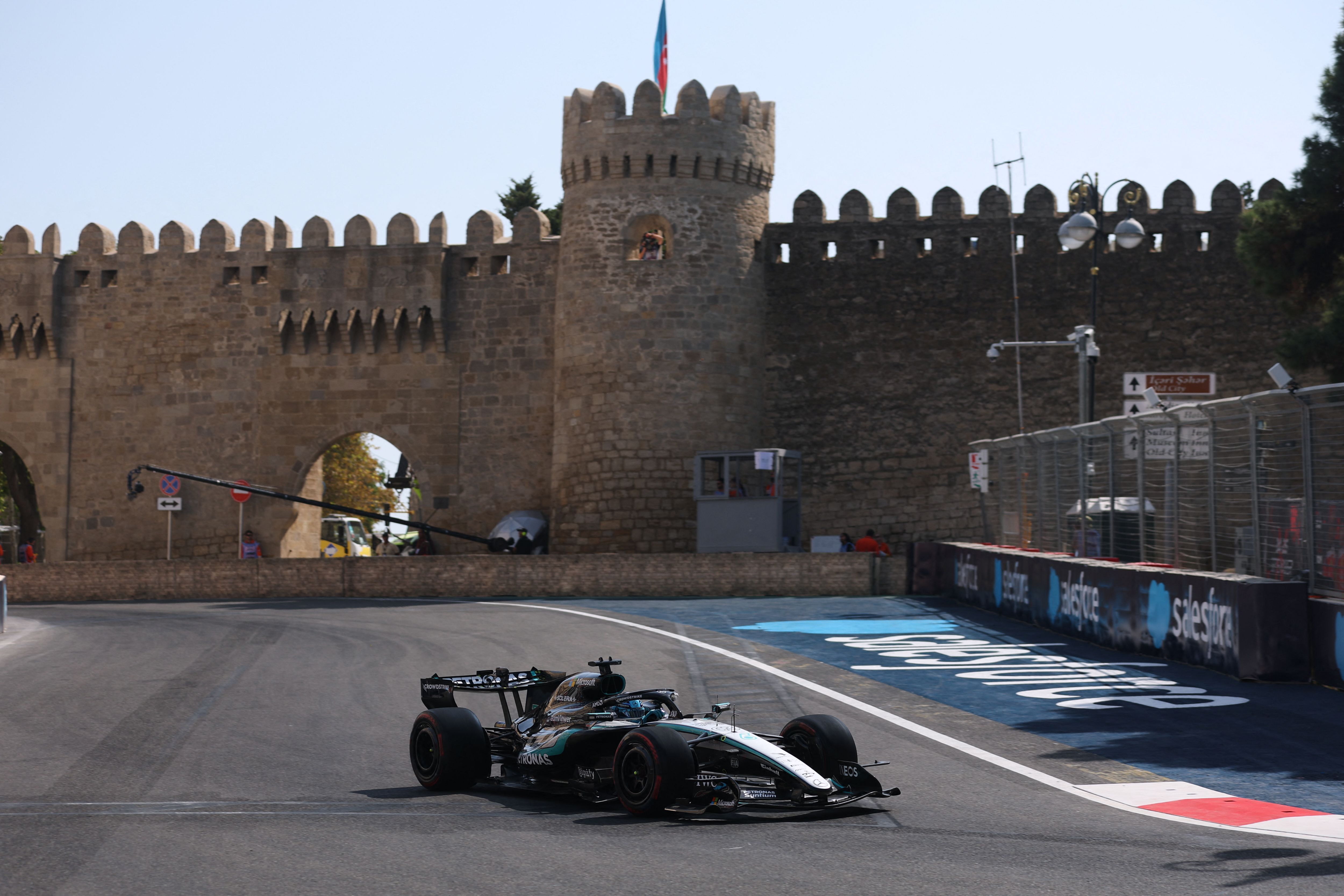 George Russel lidera segundo treino livre do GP do Azerbaijão; Bortoleto fica em 14º