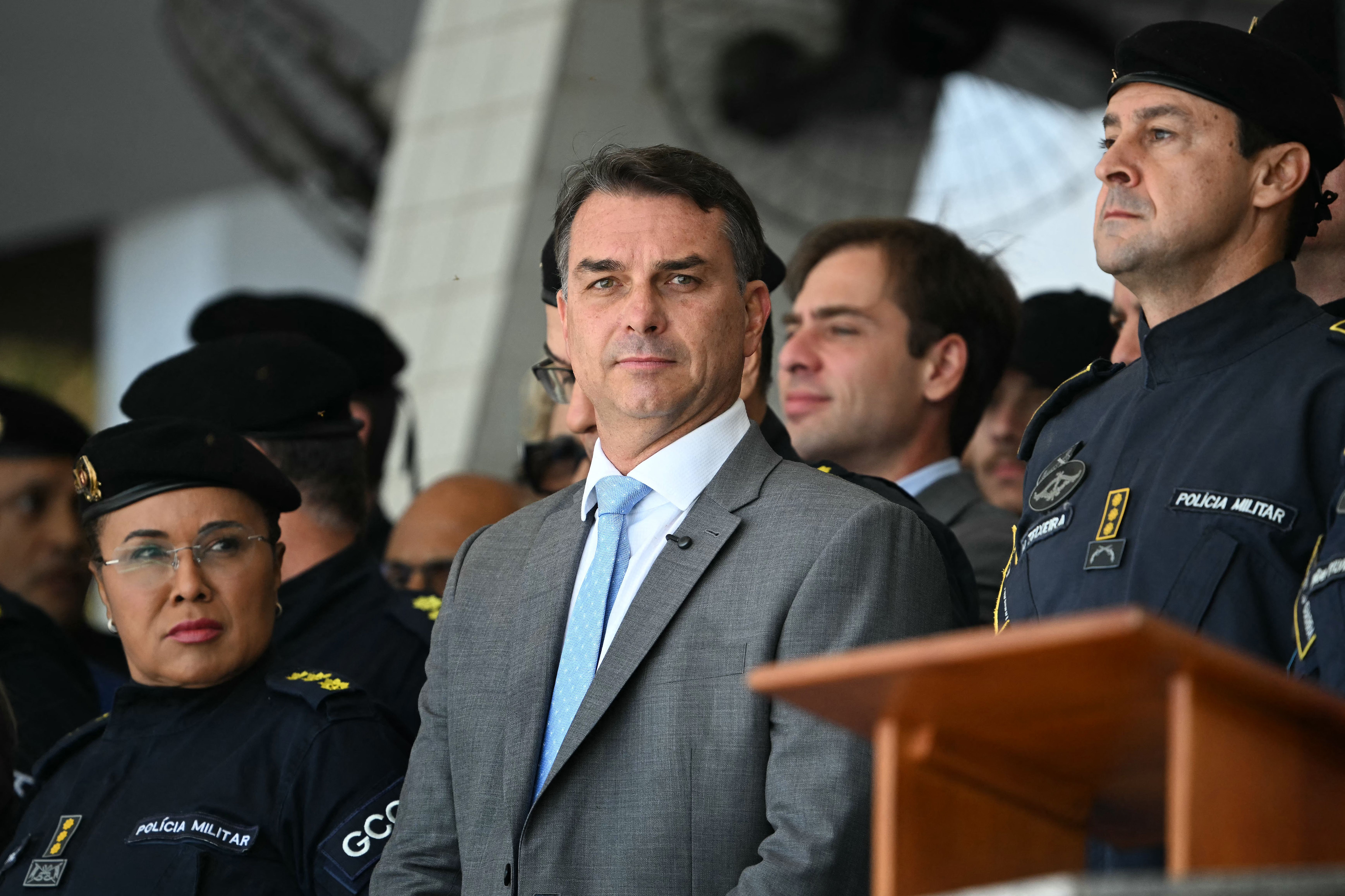 Campanha de Flávio Bolsonaro aponta que 'Dilma Bolada' iniciou boato sobre Nossa Senhora