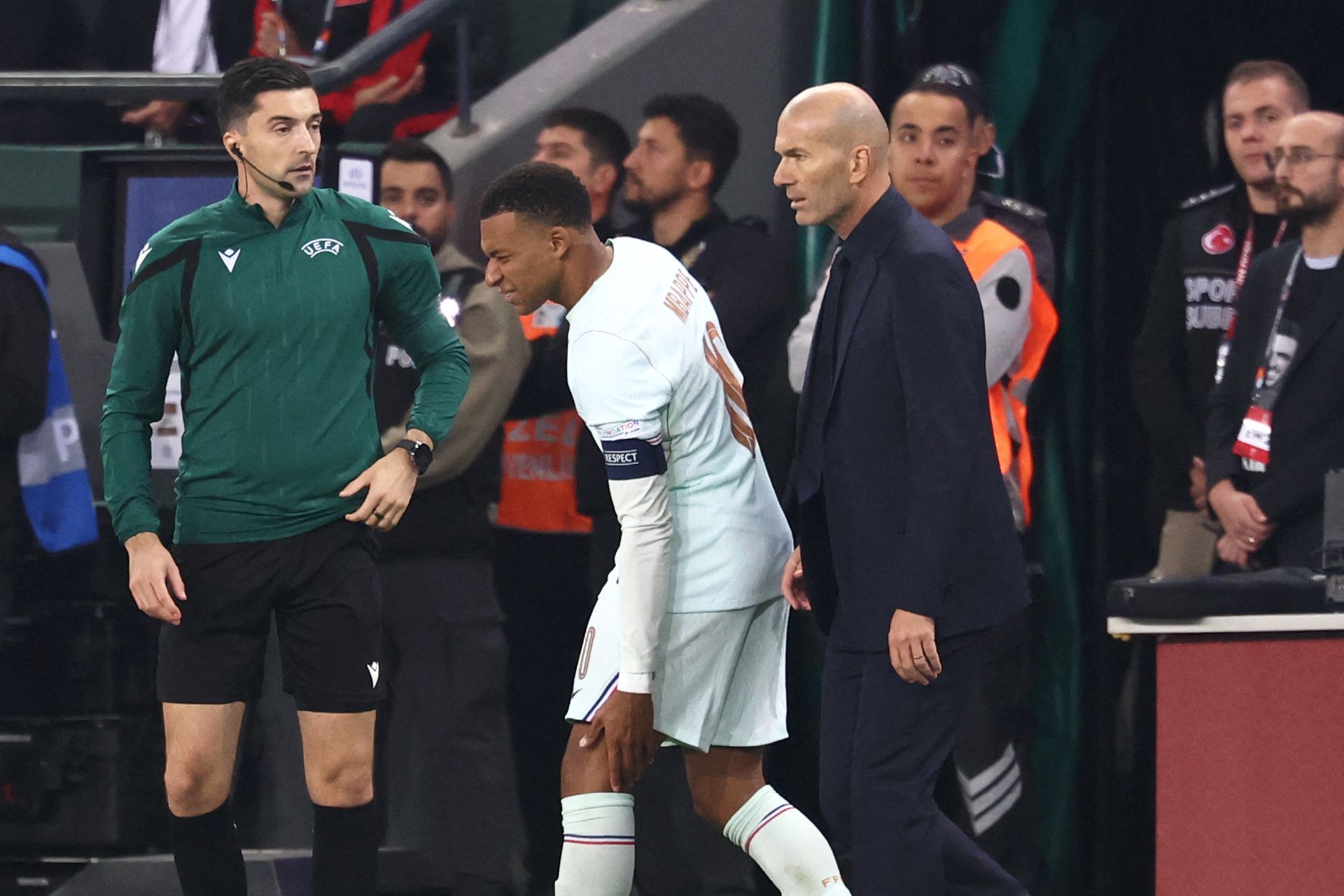 Mbappé sente dores no joelho e vira preocupação para França e Real Madrid