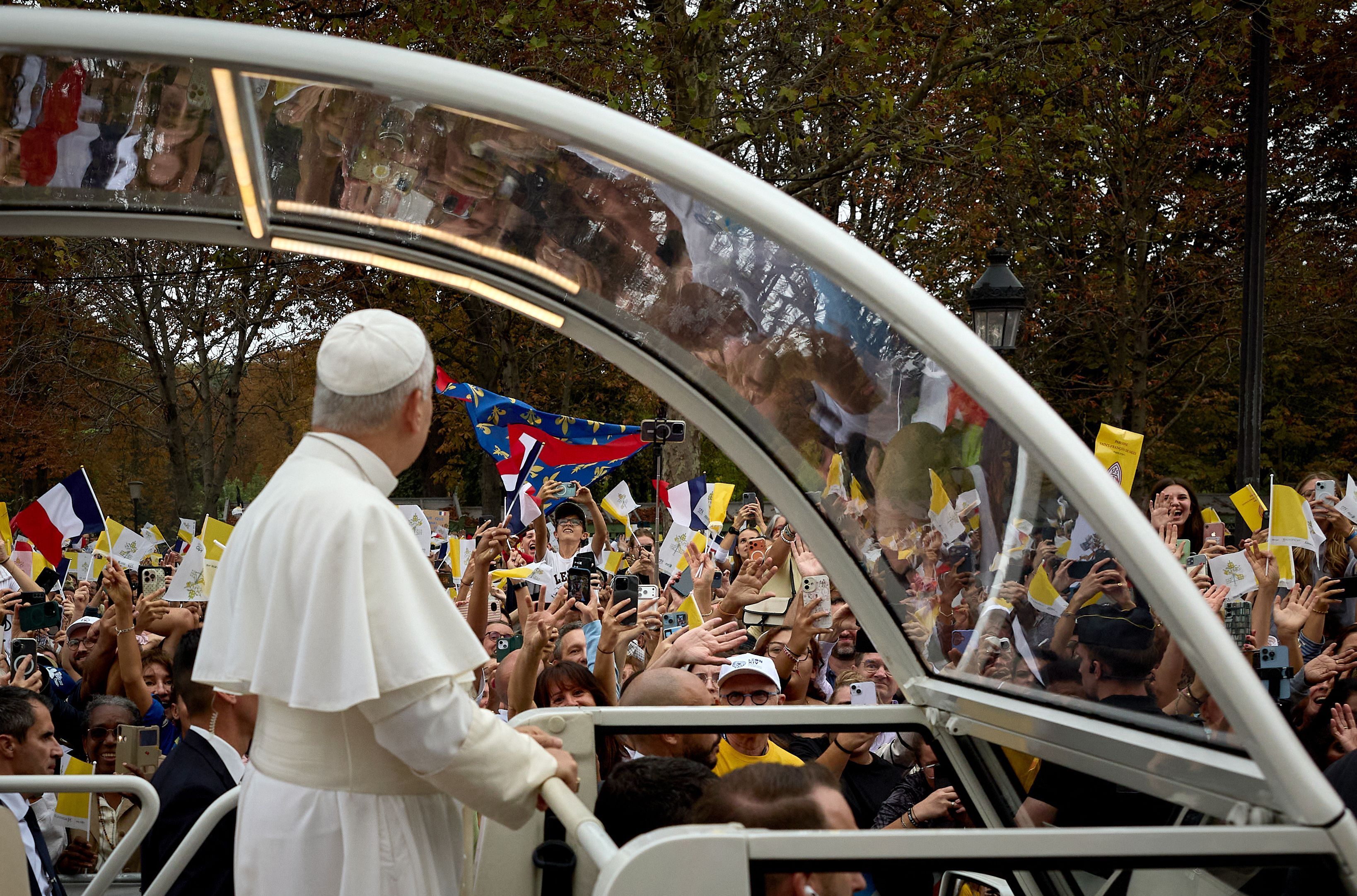 Papa Leão XIV celebra missa para 800 mil pessoas em Paris