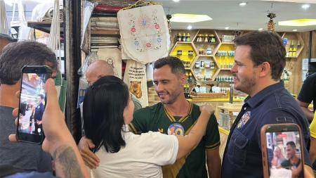 Alê Portela abraça Cleitinho Azevedo durante agenda de campanha no Mercado Central, em Belo Horizonte
