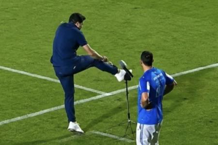 Abel Ferreira chuta microfone • Reprodução