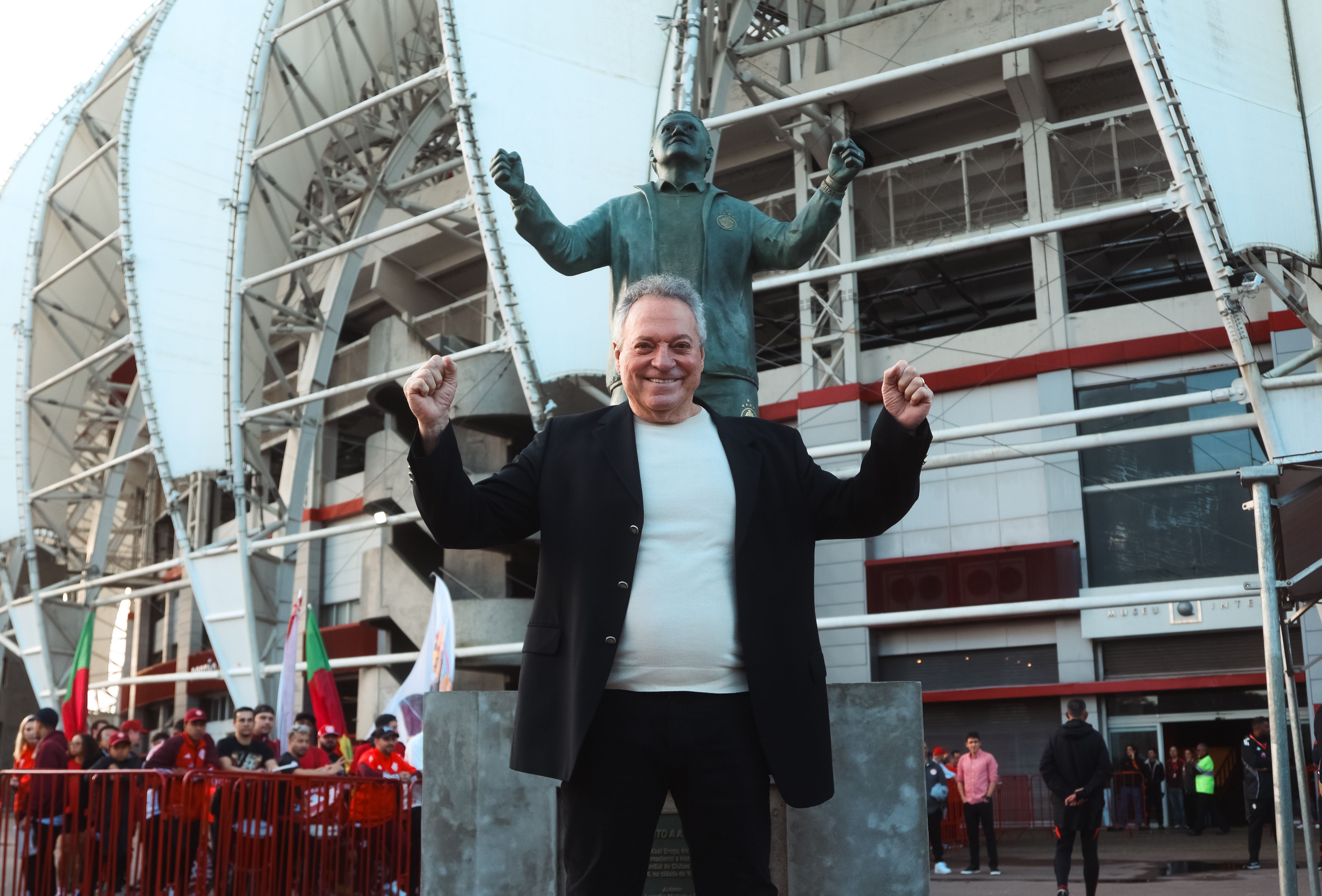 Internacional homenageia Abel Braga, que recebe estátua no Beira-Rio