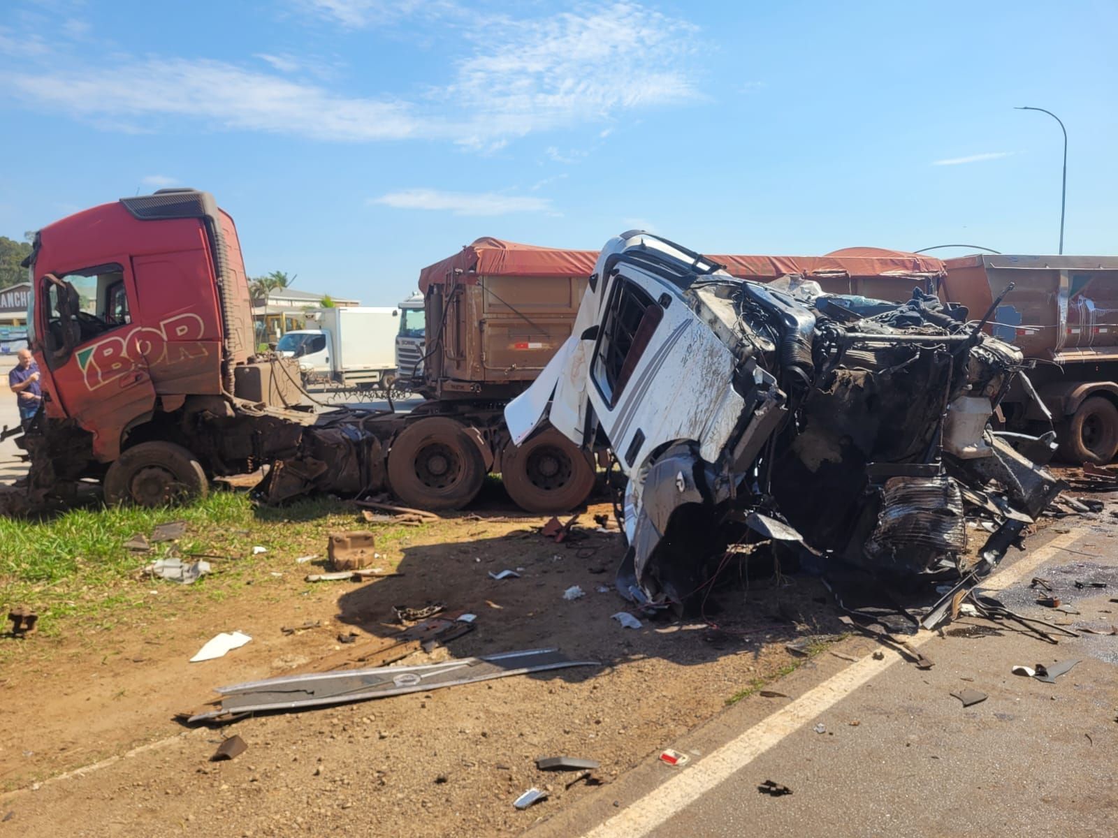 Colisão entre duas carretas interdita BR-040 em Conselheiro Lafaiete na manhã desta terça-feira (22)