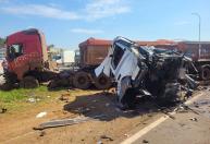 Colisão entre duas carretas interdita BR-040 em Conselheiro Lafaiete na manhã desta terça-feira (22)