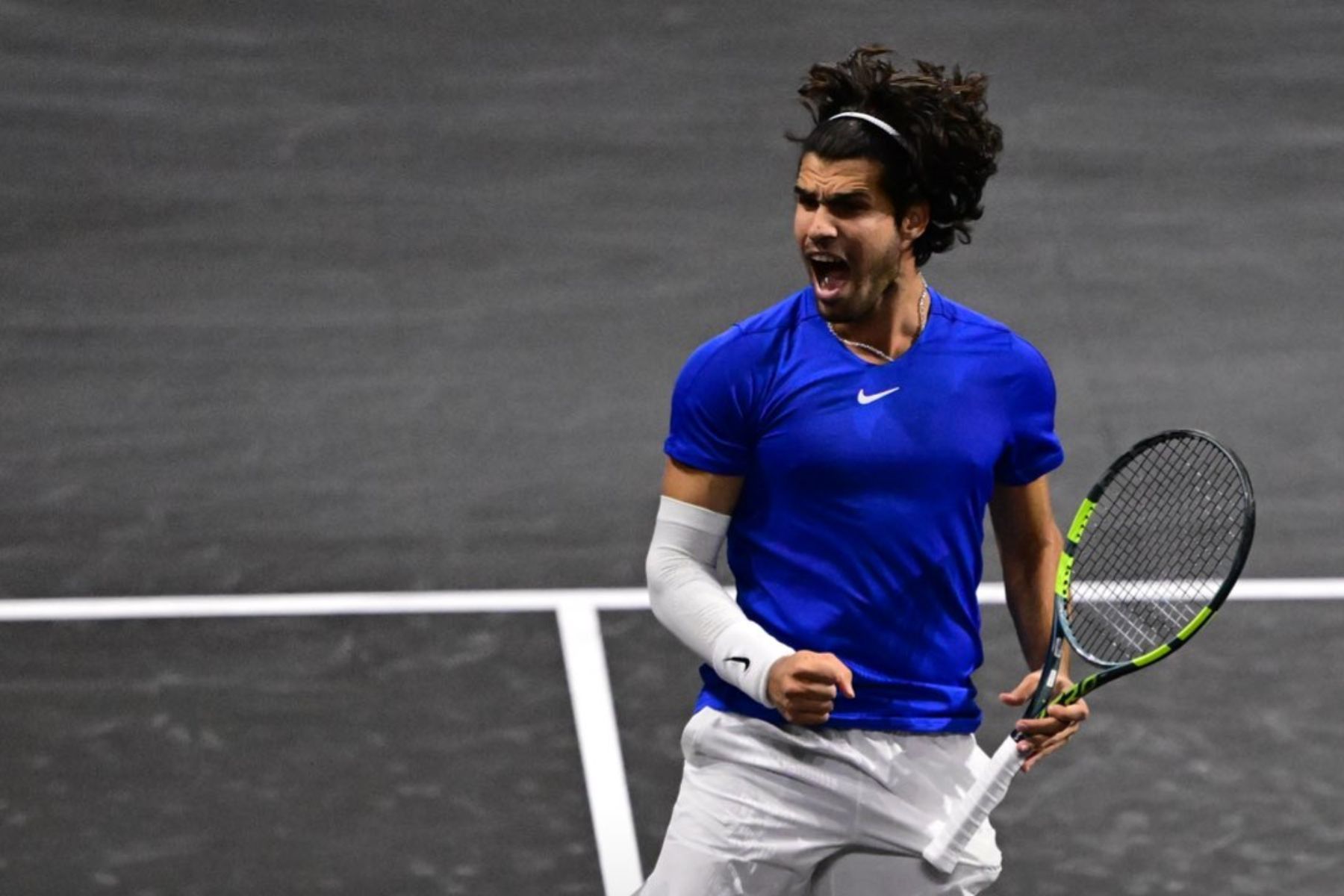 Alcaraz salva match points, vence Fritz e empata duelo pela Laver Cup
