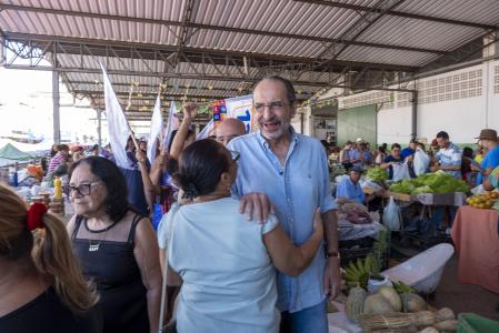 Alexandre Kalil, de camisa azul clara, cumprimenta mulher no Mercado Municipal de Araçuaí