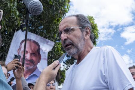 De camiseta branca, Alexandre Kalil conversa com a imprensa em meio a apoiadores