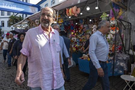 De camisa social rosa claro, Alexandre Kalil passeia por feira em Congonhas