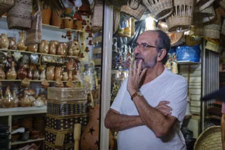 De camisa branca, Alexandre Kalil olha bancada de mercadorias no Mercado Municipal de Montes Claros
