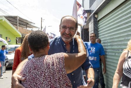 Alexandre Kalil abraça mulher durante visita ao Morro do Papagaio