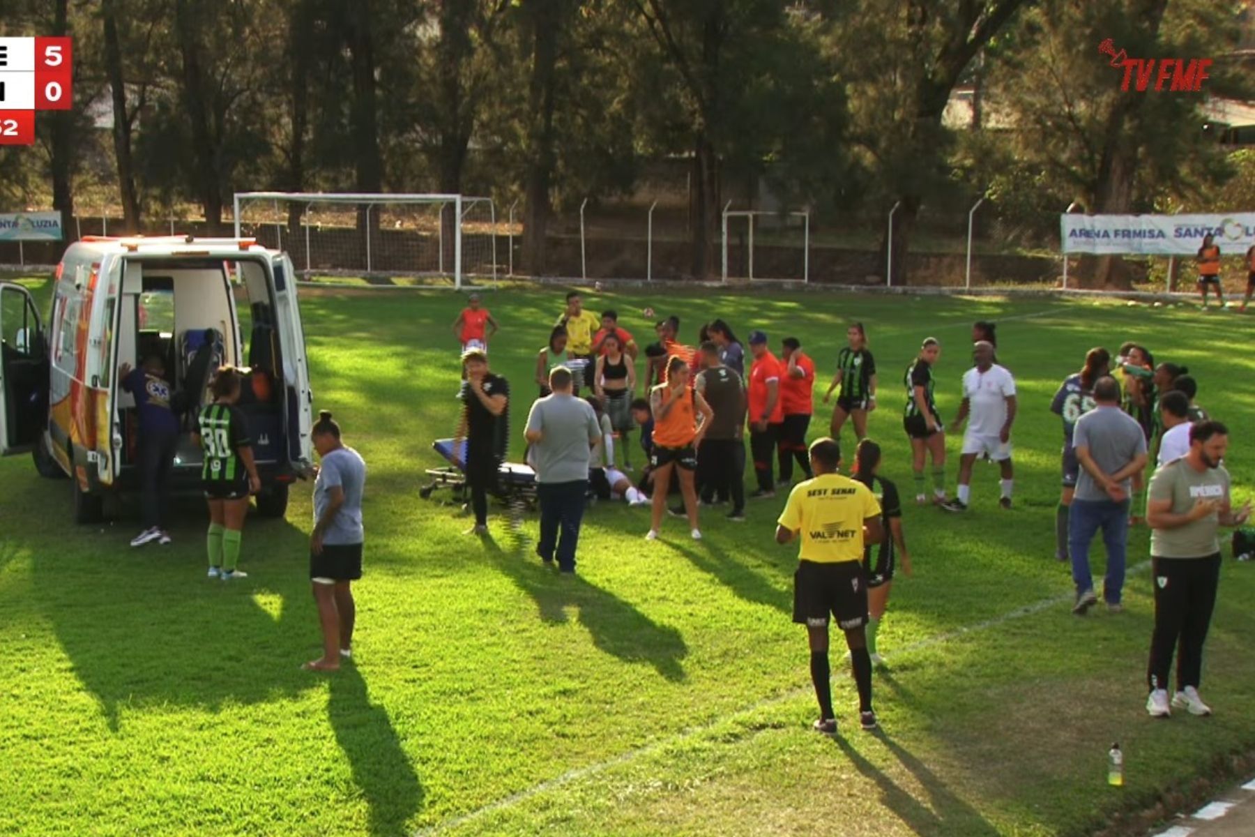 Jogadora do Venda Nova sofre convulsão em campo e deixa jogo do Mineiro de ambulância