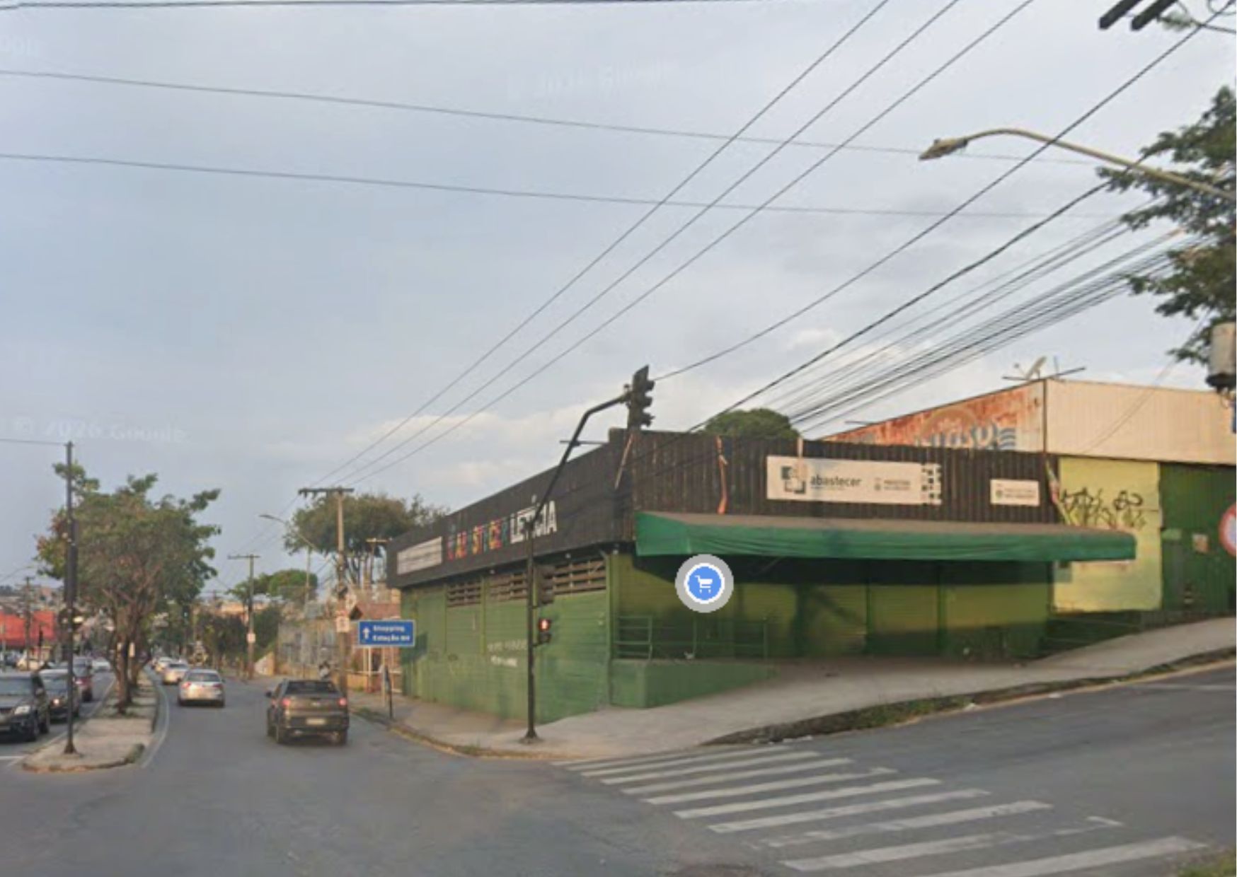 Sacolão é incendiado na Rua Padre Pedro Pinto, em Venda Nova
