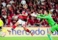 Flamengo dá show de erros, mas empata com o Del Valle e avança à semifinal da Libertadores