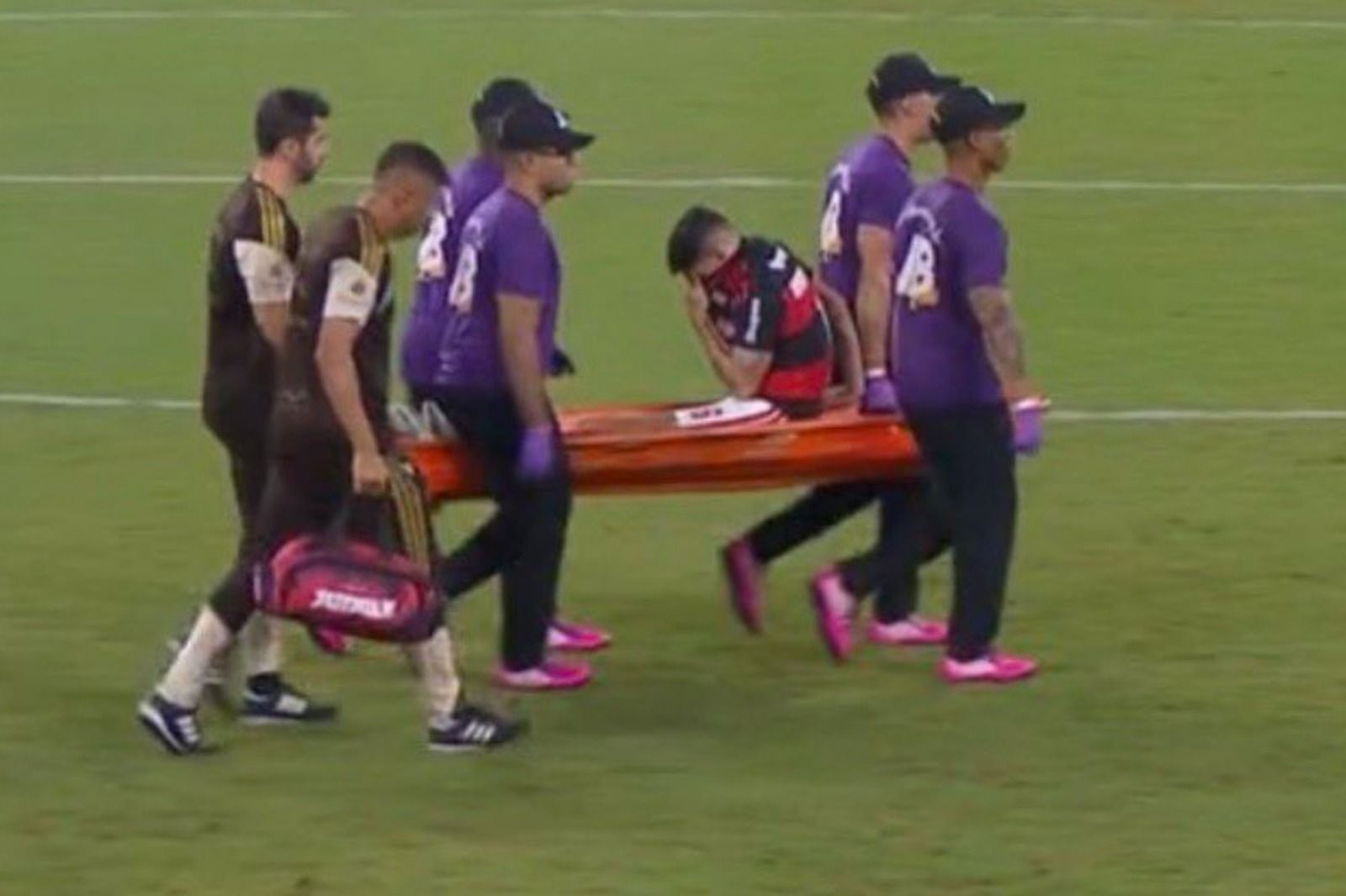Flamengo x Bragantino: Ayrton Lucas deixa o campo chorando no início do jogo