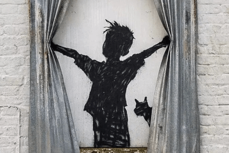 Obras de Banksy combinam humor, ironia e críticas a questões sociais e políticas.