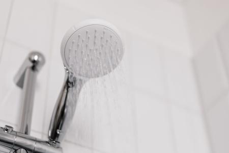 Borrifar vinagre no chuveiro ajuda a remover resíduos minerais