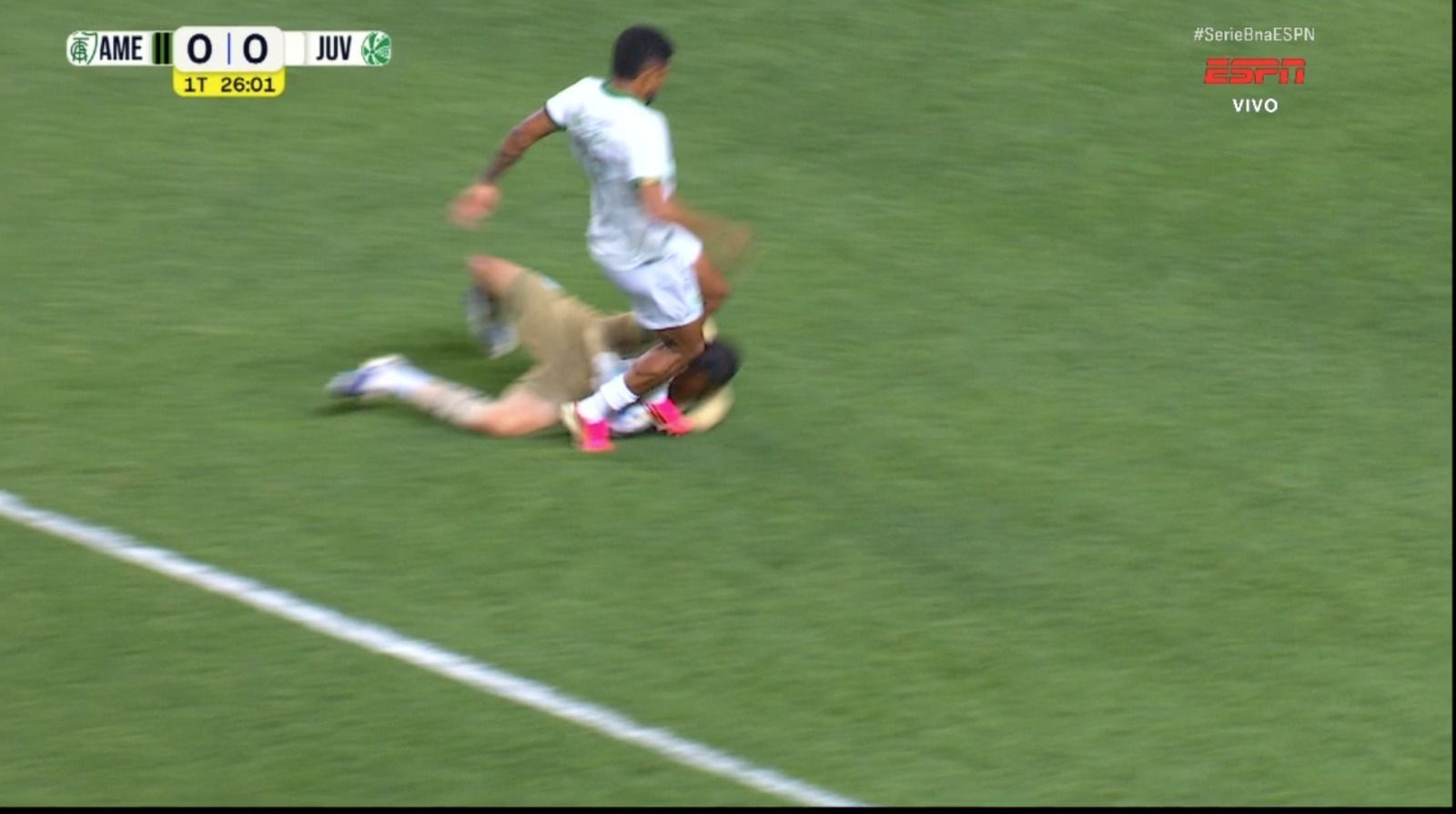 Goleiro do América sofre pancada na cabeça e deixa partida contra o Juventude