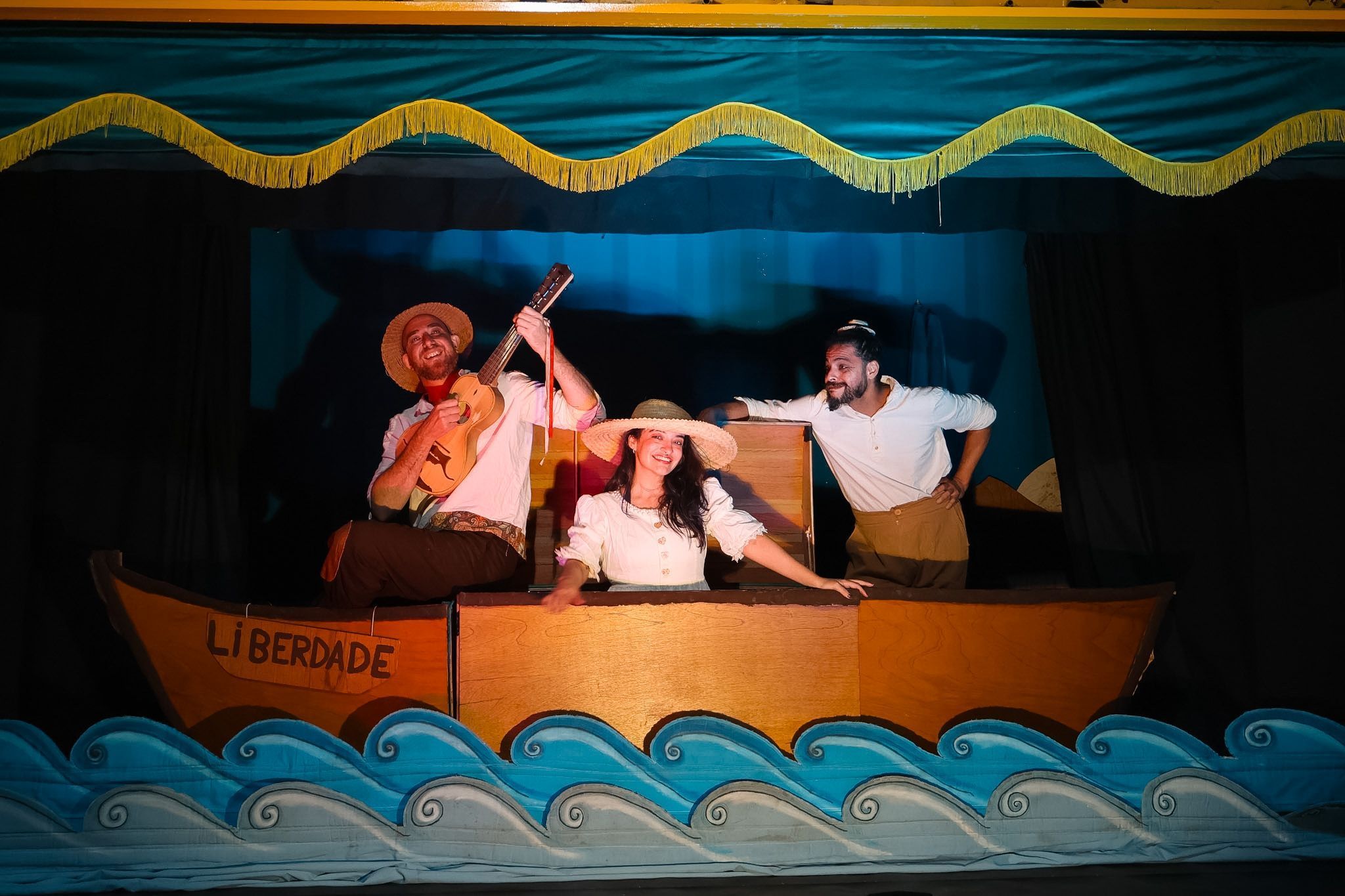 Projeto Caixola Navegante leva teatro, circo e oficinas a sete cidades de MG
