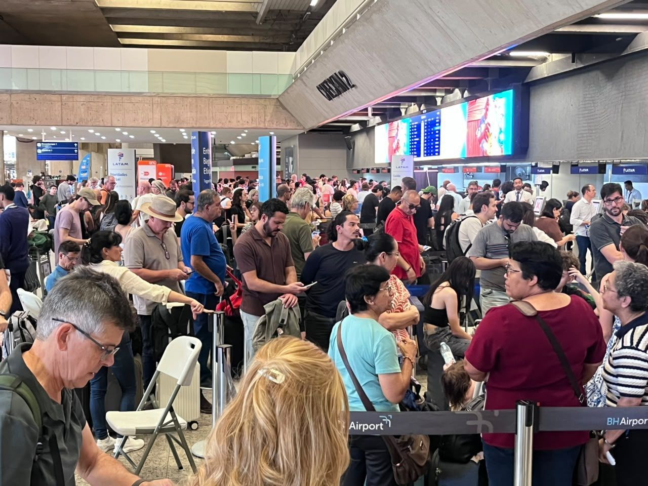 Aeroporto de Confins: buraco na pista cancela e atrasa mais de 75 voos