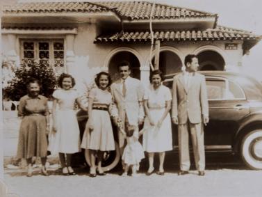 Celina e familiares em frente à casa localizada na esquina das ruas Juiz de Fora e Rodrigues Caldas, em BH