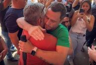 Cleitinho abraça eleitor de Lula durante comício e diz não ter problema em falar com petistas