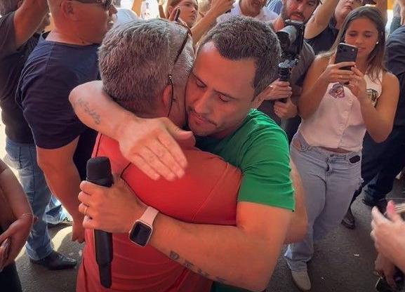 Cleitinho abraça eleitor de Lula durante comício e diz não ter problema em falar com petistas