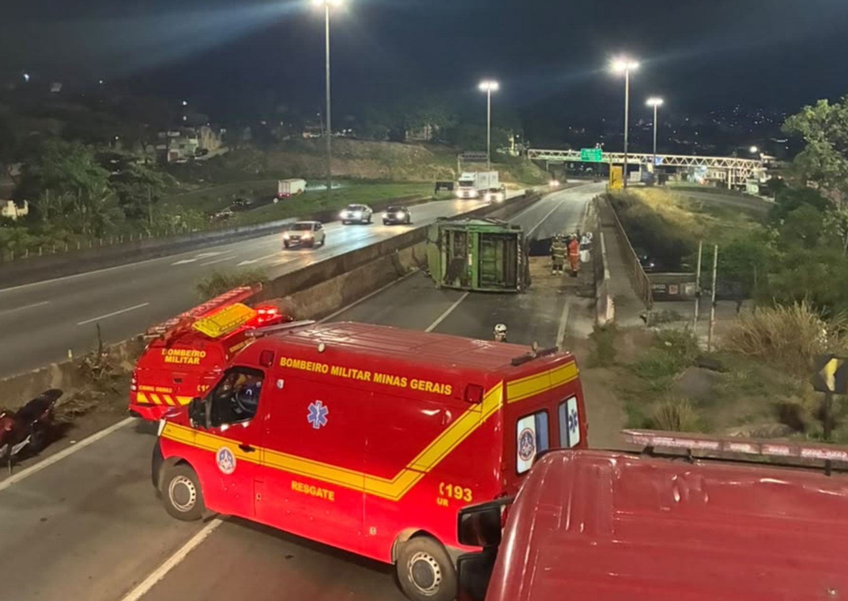 Vídeo mostra o momento em que caminhão de lixo tomba no Anel Rodoviário, em BH