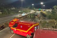 Vídeo mostra o momento em que caminhão de lixo tomba no Anel Rodoviário, em BH