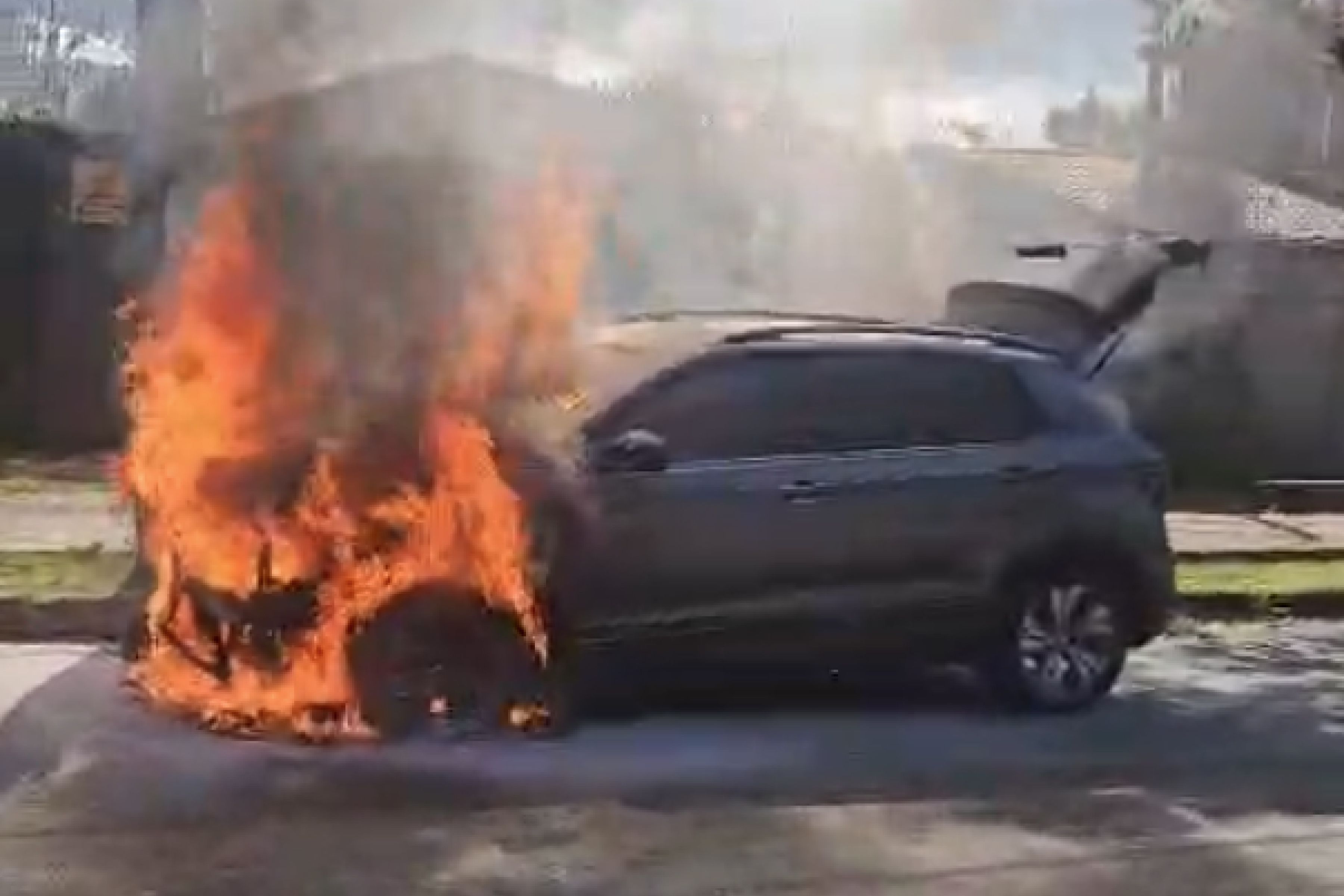 Vídeo: carro pega fogo em avenida do Belvedere, em BH, e mobiliza o Corpo de Bombeiros