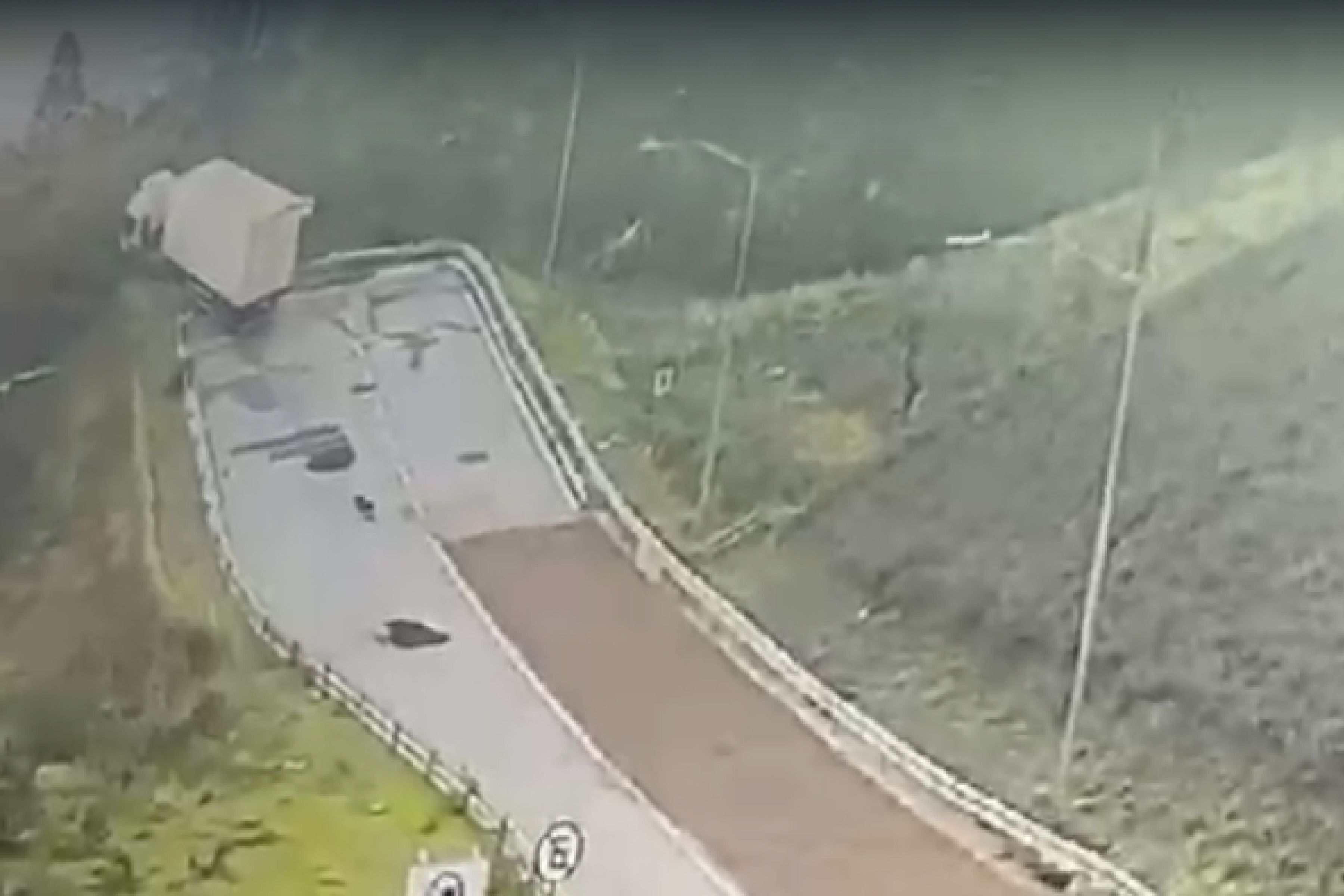 Vídeo: caminhão sem freio faz manobra perigosa na área de escape do Anel Rodoviário de BH
