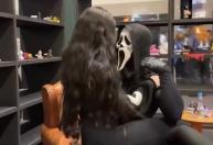 Bienal de SP notifica editora e se posiciona após mascarado beijar jovens em estande
