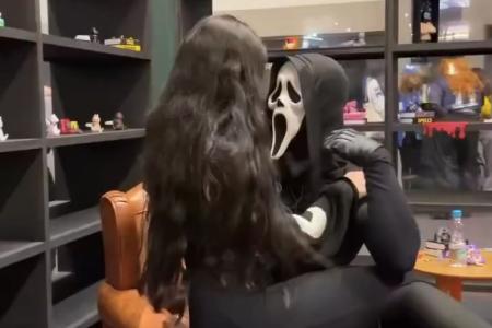 Bienal do Livro de SP notifica editora e se posiciona após homem mascarado beijar mulheres em estande