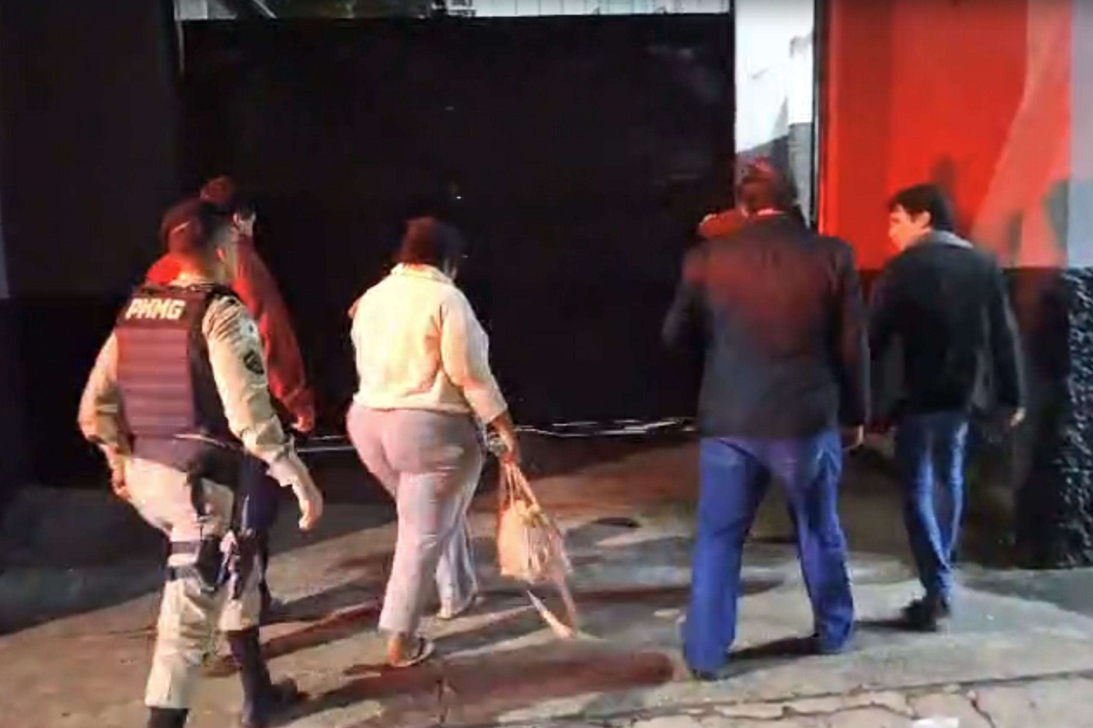 Filho é solto após matar pai bêbado que ameaçou a família com faca em MG: 'Legítima defesa'