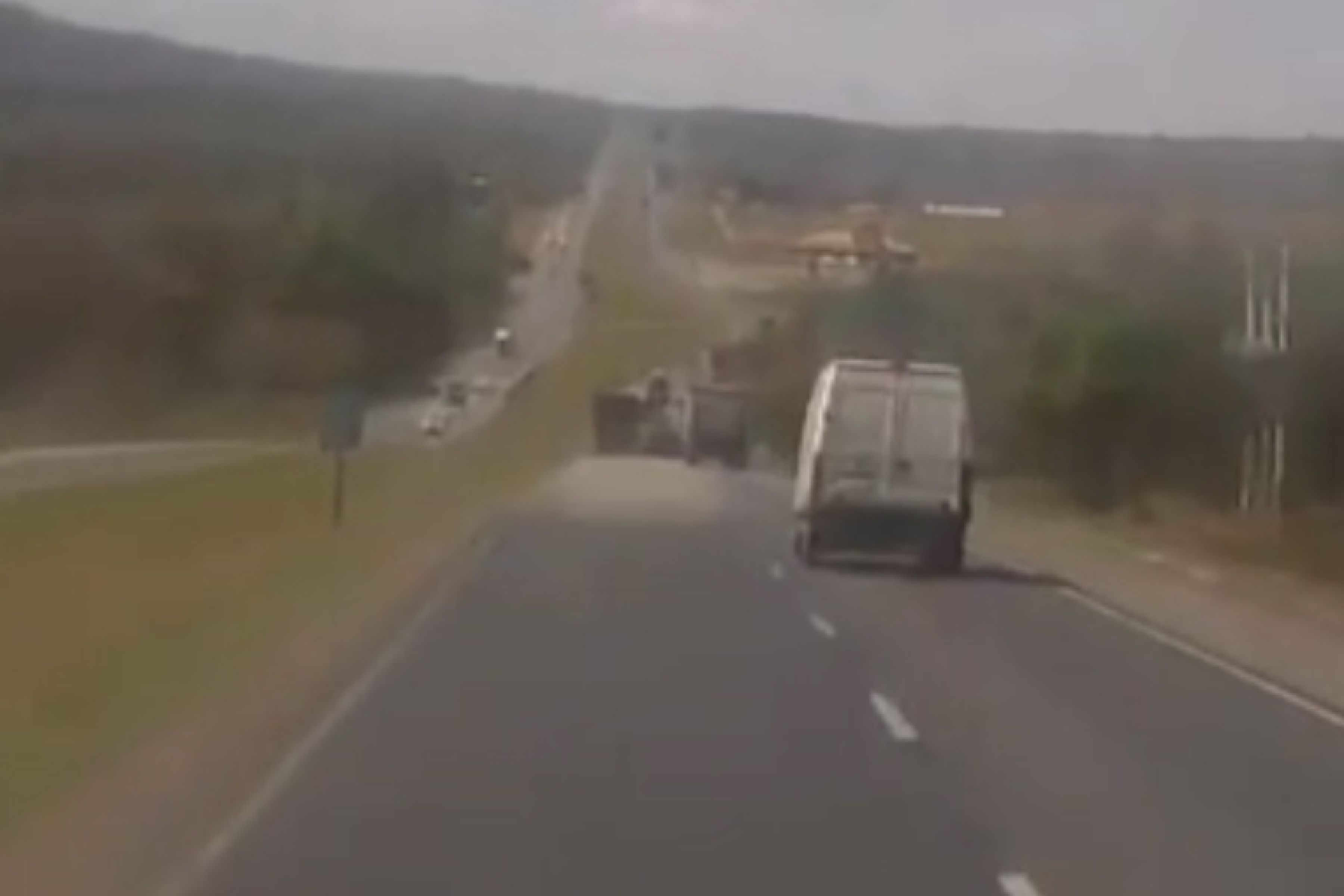 Vídeo: carreteiro é preso suspeito de provocar acidente e tombar outra carreta na BR-040