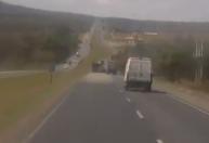 Vídeo: carreteiro é preso suspeito de provocar acidente e tombar outra carreta na BR-040