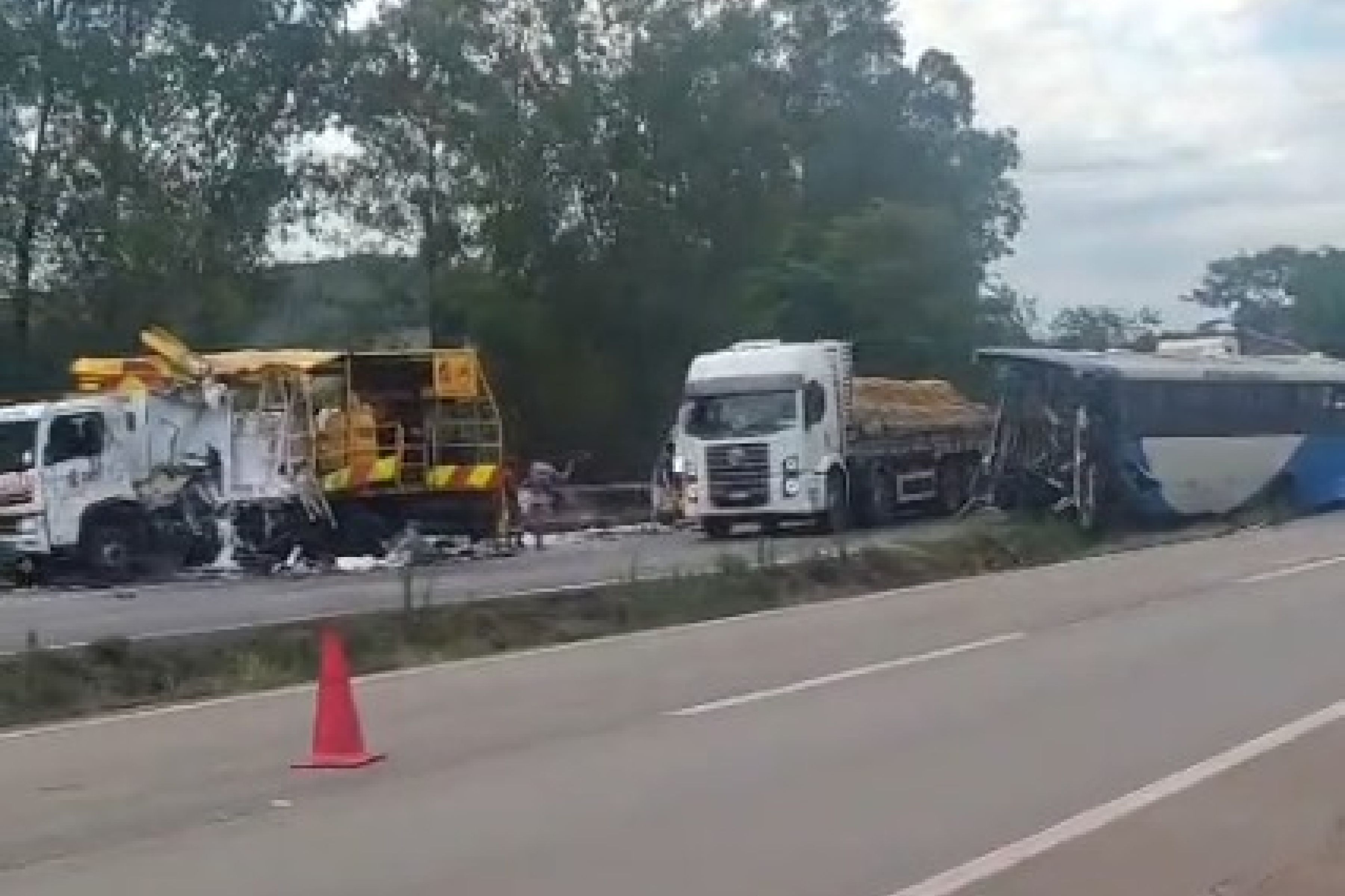 Acidente entre ônibus, van e caminhão de concessionária interdita a Fernão Dias na Grande BH