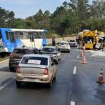 Acidente entre ônibus, van e caminhão mata uma pessoa e interdita a Fernão Dias na Grande BH