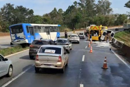 Acidente entre ônibus, van e caminhão mata uma pessoa e interdita a Fernão Dias na Grande BH