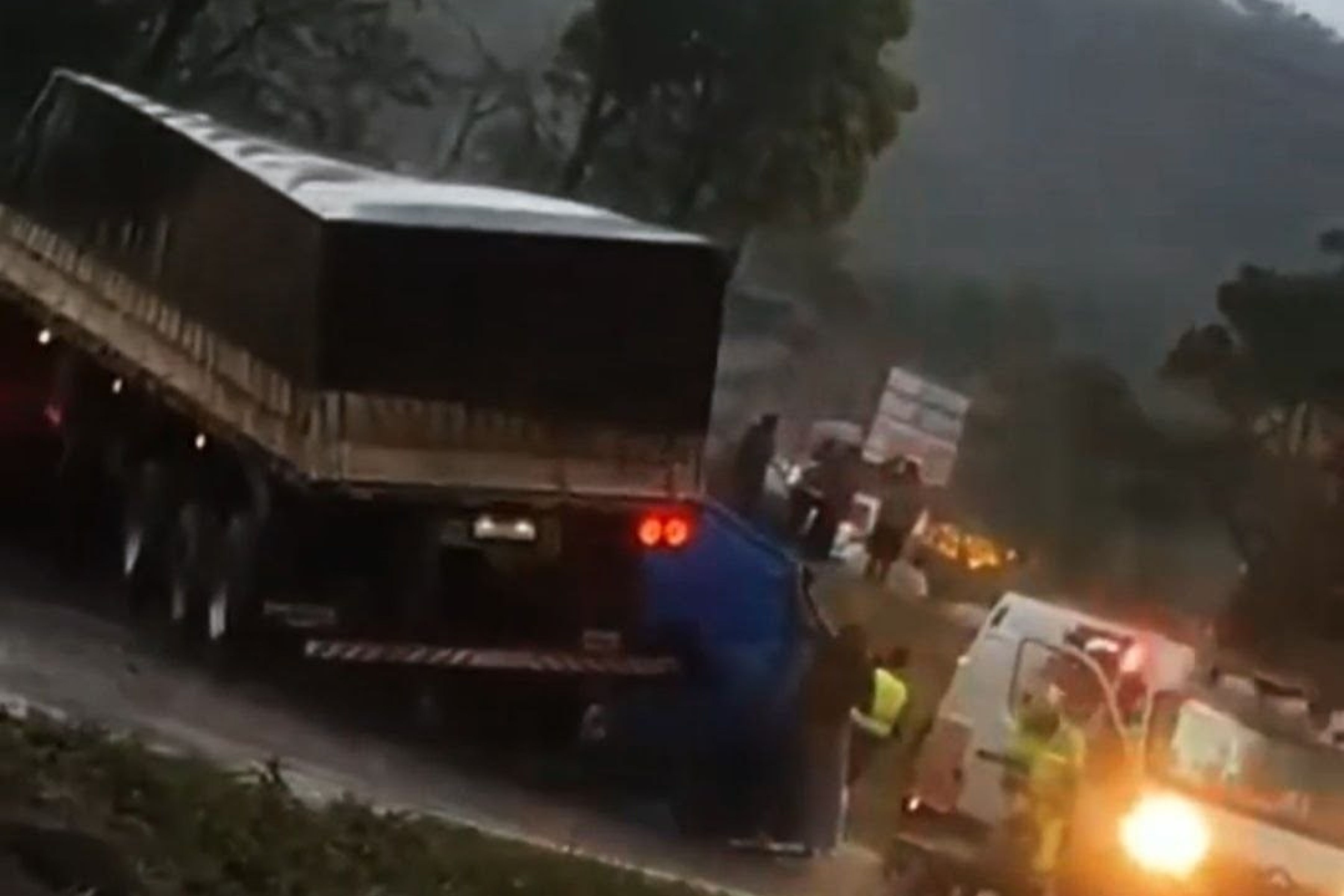 Acidente entre carro e carreta deixa um morto na BR-040 em Ribeirão das Neves